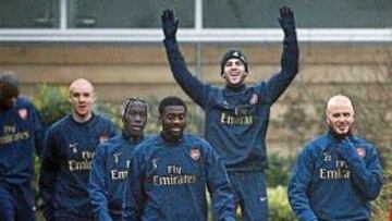 <b>ALEGRÍA. </b>Los jugadores del Arsenal salen el viernes con Beckham a la cabeza, y Cesc, detrás, tan feliz.