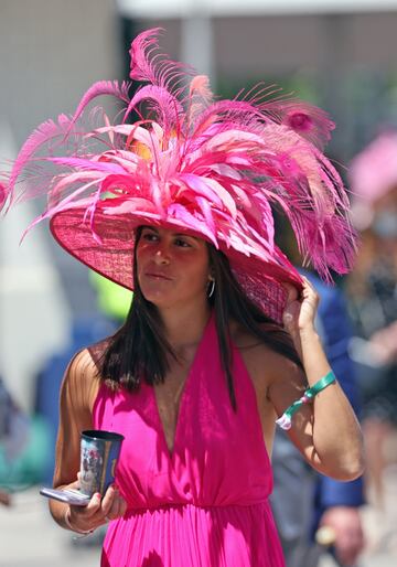  Aficionados a la hípica en el Churchill Downs de Kentucky durante la Kentucky Oaks.