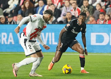 Nico Williams intenta superar a Ratiu durante el Rayo Vallecano-Athletic