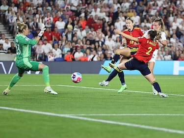 España se posicionaba como una de las grandes candidatas para levantar el trofeo, pero la lesión de su jugadora estrella, Alexia Putellas, melló no solo en lo futbolístico, sino en el ánimo de las jugadoras. Finalmente, tras clasificarse como segundas de grupo, Inglaterra, anfitriona y ganadora de la Eurocopa, cortó el camino de la selección en la prórroga. No obstante, al año siguiente se tomarían la revancha contras las inglesas en la final del Mundial para tocar el cielo y ser las campeonas del mundo.