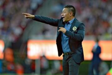 Ignacio Ambriz dando indicaciones.