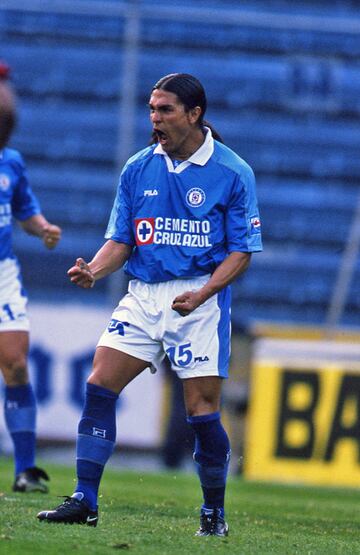 El "Gatillero" inició su carrera de manera profesional con el Cruz Azul en el 94. Para el 2001 embarcó hacía el viejo continente y ancló en el Español. Al igual que Villa, retornó una temporada después con el mismo equipo que lo vio partir.