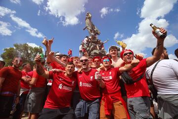 Miles de aficionados del Liverpool se han concentrado en la Plaza de la Nación de parís para disfrutar de la fiesta previa a la final. 