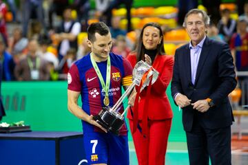 El capitán del Barcelona, Dyego, con el trofeo de la Copa de España conquistada por el conjunto azulgrana en Cartagena. En la imagen, juto a José Miguel Monje Carrillo, presidente de la FFRM.