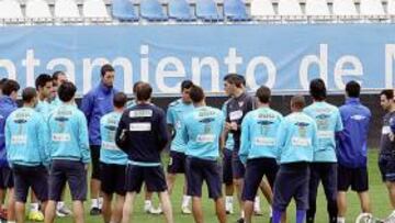 <b>CHARLA DE GRUPO. </b>Juan Ramón Muñiz reunió ayer a sus jugadores en el entrenamiento para darles una charla. Un clásico de los lunes en Málaga.