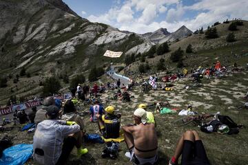 Los aficionados presentes en la etapa 18ª del Tour esperan en Col d'Izoard a los ciclistas cerca de la línea de meta.