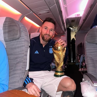 Foto de Lionel Messi junto con el trofeo de la Copa Mundial de Fútbol.
