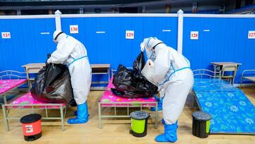 Trabajadores sanitarios con trajes protectores en Wuhan