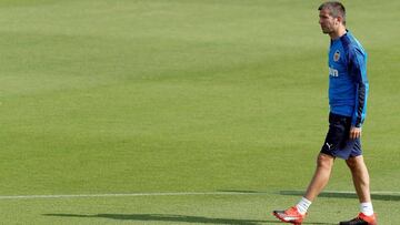 GRAFCVA7615. PATERNA (VALENCIA), 16/09/2019.- El entrenador del Valencia, Albert Celades , durante el entrenamiento realizado en la ciudad deportiva de Paterna, previo a la disputa del partido de Liga de Campeones que se jugará este martes en Stamf