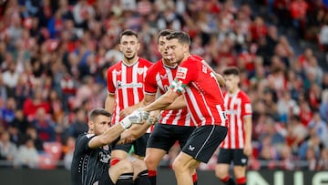 BILBAO (ESPAÑA), 29/10/2023.- El defensa del Valencia Óscar de Marcos (d) ayuda a su guardameta Unai Simón (i) durante el partido correspondiente a la jornada 11 de LaLiga que Athletic Club y Valencia CF disputan este domingo en el estadio San Mamés de Bilbao. EFE/ Luis Tejido
