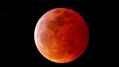 Momento en que sucede un eclipse lunar llamado Luna de Sangre