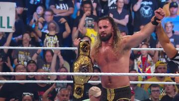 Seth 'Freakin' Rollins celebra después de derrotar a Shinsuke Nakamura.