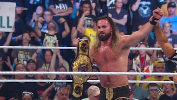 Seth 'Freakin' Rollins celebra después de derrotar a Shinsuke Nakamura.