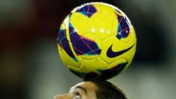 Cristiano Ronaldo realizando malabarismos con el balón antes de un partido.