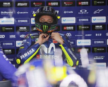 Valentino Rossi preparándose para el día de test en el Ricardo Tormo de Cheste. 