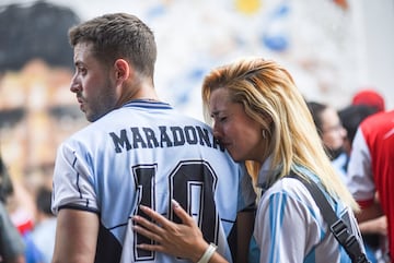 Aficionados argentinos se congregaron en la Plaza del Obelisco en Buenos Aires como homenaje a Diego Armando Maradona y llorar juntos su pérdida