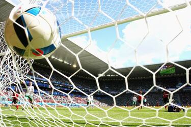 Lukaku hushes critics to haul Belgium into second