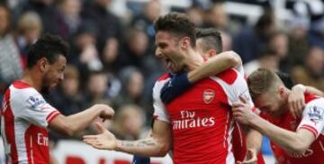 Arsenal mantuvo el tercer lugar en la tabla gracias a las atajas de Ospina y el doblete de Giroud.