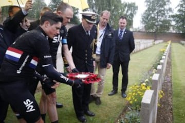 Los ciclistas británicos Christopher Froome y Peter Kennaughdepositan una corona de flores ante un monumento de la Commonwealth en memoria a los caídos en la Primera Guerra Mundial.