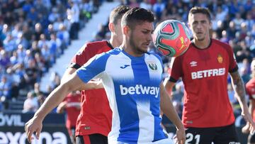 Óscar protege el balón ante la presión de Fran Gámez en el último partido de Liga contra el Mallorca.