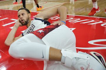 Pose de Stephen Curry tras anotar una canasta.