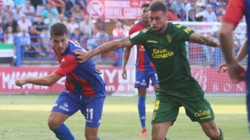 Olabe, jugador del Extremadura, en un duelo con Las Palmas.