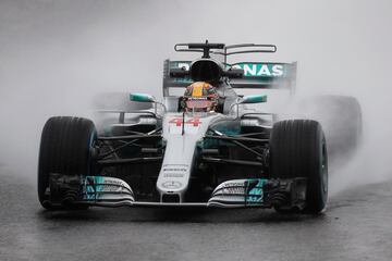 Los barcos de papel amenizan la lluvia en Suzuka