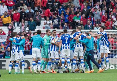 Los jugadores de la Real Sociedad celebran la clasificación para disputar la Champions League la próxima temporada. 