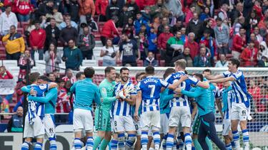Los jugadores de la Real Sociedad celebran la clasificación para disputar la Champions League la próxima temporada.