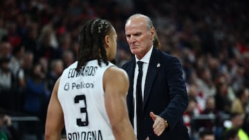 El entrenador Dusko Ivanovic felicita a Carsen Edwards durante el partido entre el Bayern Múnich y la Virtus Bolonia.