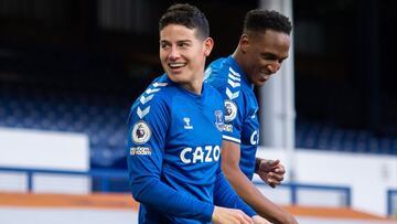 James Rodr&iacute;guez y Yerry Mina en un partido del Everton en la Premier League