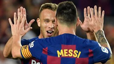 Messi celebra un gol con Arthur.
