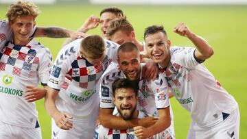 Jesús Jiménez, futbolista español del Górnik Zabrze, celebra uno de sus tres goles frente al Podbeskidzie en la primera jornada de la Ekstraklasa 2020/21.