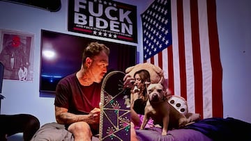 Bam Margera con su mujer, su perra y una bandera contra Joe Biden