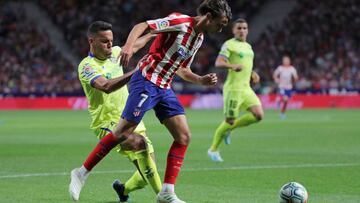 Bruno trata de quitarle el balón a João Félix durante el Atlético-Getafe de la 1ª jornada en la que el 'menino de oro' cumplió con el reto propuesto por Futre.