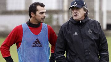 Martín, en la sesión de ayer pasada por agua dando instrucciones a De Las Cuevas.