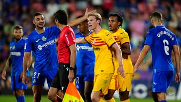 GETAFE (MADRID), 13/08/2023.- El centrocampista del FC Barcelona Fremkie De Jong (3-d) y el centrocampista del Getafe Juan Iglesia (2-i) protestan al juez de línea, durante el partido de la primera jornada de LaLiga disputado este domingo en el Coliseum Alfonso Pérez. EFE/ Borja Sánchez-Trillo
