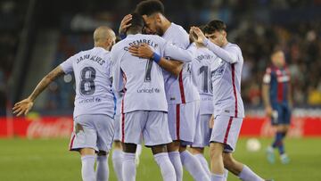 Aubamayeng, con Demb&eacute;l&eacute;, Pedri y Alves despu&eacute;s del 1-1.
 