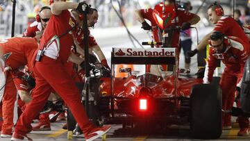 Los mec&aacute;nicos de Ferrari trabajan en el pit lane con el coche de Raikkonen durante el GP de Abu Dhabi.
