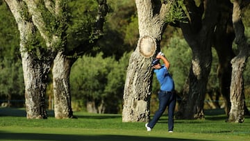 Jon Rahm golpea la bola durante un entrenamiengto previo al Estrella Damm Andalucia Masters en el Real Club Valderrama de San Roque, Cádiz.