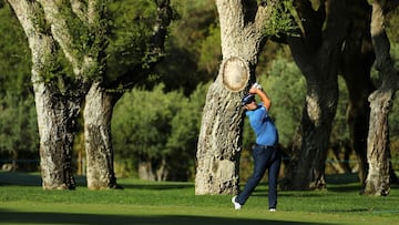 Jon Rahm golpea la bola durante un entrenamiengto previo al Estrella Damm Andalucia Masters en el Real Club Valderrama de San Roque, C&aacute;diz.