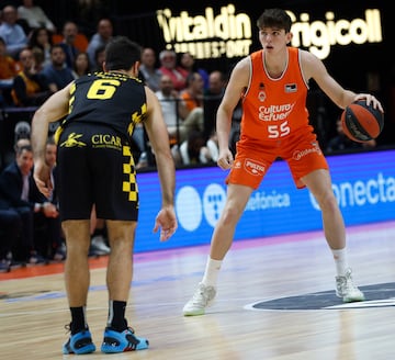 Sergio de Larrea, base del Valencia, ante La Laguna Tenerife.