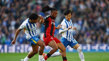 Soccer Football - Premier League - Brighton & Hove Albion v Fulham - The American Express Community Stadium, Brighton, Britain - March 8, 2025 Fulham's Alex Iwobi in action with Brighton & Hove Albion's Kaoru Mitoma Action Images via Reuters/Matthew Childs EDITORIAL USE ONLY. NO USE WITH UNAUTHORIZED AUDIO, VIDEO, DATA, FIXTURE LISTS, CLUB/LEAGUE LOGOS OR 'LIVE' SERVICES. ONLINE IN-MATCH USE LIMITED TO 120 IMAGES, NO VIDEO EMULATION. NO USE IN BETTING, GAMES OR SINGLE CLUB/LEAGUE/PLAYER PUBLICATIONS. PLEASE CONTACT YOUR ACCOUNT REPRESENTATIVE FOR FURTHER DETAILS..