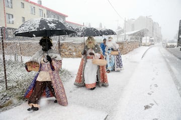 Los Reyes Magos llegan entre la nieve a Pedrafita do Cebreiro.