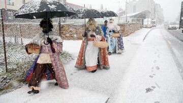 Los Reyes Magos llegan entre la nieve a Pedrafita do Cebreiro.