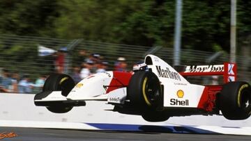 El piloto finland&eacute;s Mika Hakkinen vuela sobre los pianos del circuito de Adelaida en esta imagen tomada por Mark Sutton en el GP de Australia de F&oacute;rmula 1 de 1993.