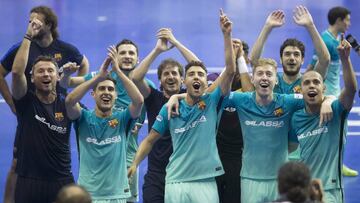 GRA186 MURCIA, 03/06/2017.- Los jugadores del FC Barcelona Lassa celebran la victoria ante el Pozo Futsal durante el tercer partido de la eliminatoria por la fase final del t&iacute;tulo de Liga Nacional de F&uacute;tbol Sala, en el Palacio de los Deportes de Murcia. .EFE/Marcial Guill&eacute;n