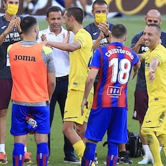 Emotivo pasillo en el adiós de Bruno y Cazorla