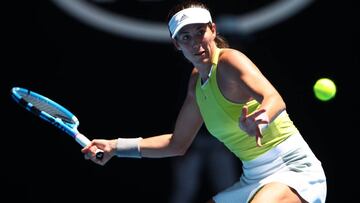 Garbiñe Muguruza devuelve una bola durante su partido ante la taiwanesa Su-Wei Hsieh en segunda ronda del Open de Australia.