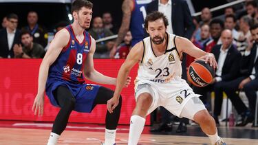 Sergio Llull, base del Madrid, ante Darío Brizuela, del Barcelona, en el Clásico del jueves 26 de la Euroliga.